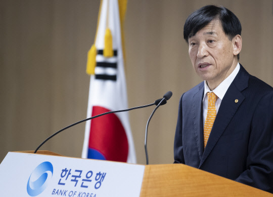 이주열 한국은행 총재가 2일 서울 중구 태평로2가 한국은행에서 열린 시무식에서 신년사를 하고 있다.      연합뉴스